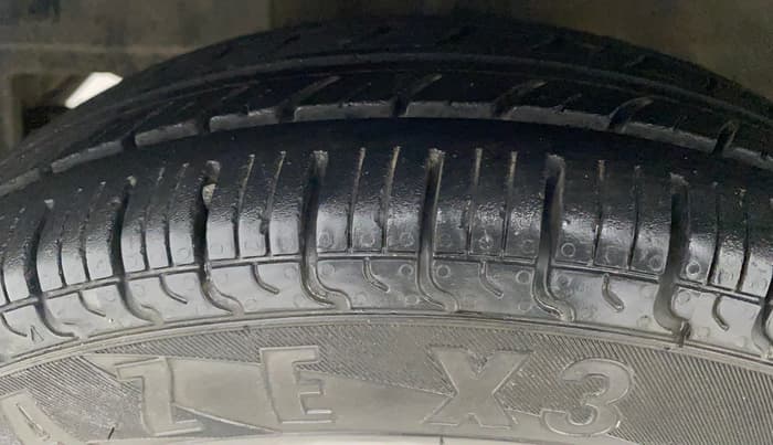 2014 Hyundai Eon ERA +, Petrol, Manual, 88,643 km, Left Front Tyre Tread