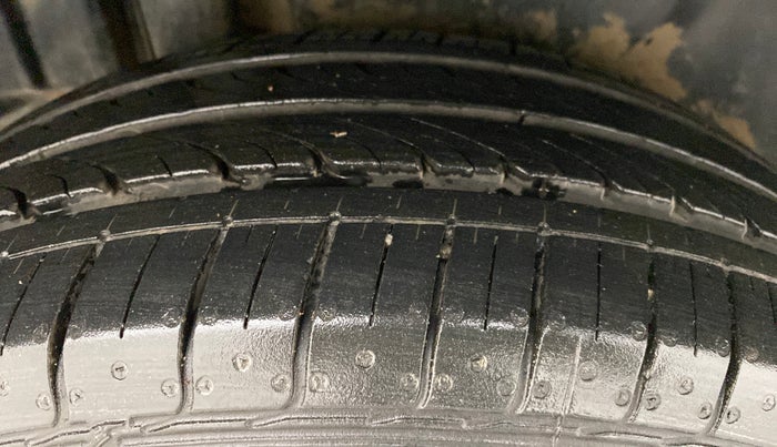 2014 Maruti Swift Dzire ZXI, Petrol, Manual, 95,215 km, Right Rear Tyre Tread
