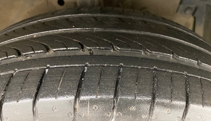 2014 Maruti Swift Dzire ZXI, Petrol, Manual, 95,215 km, Right Front Tyre Tread