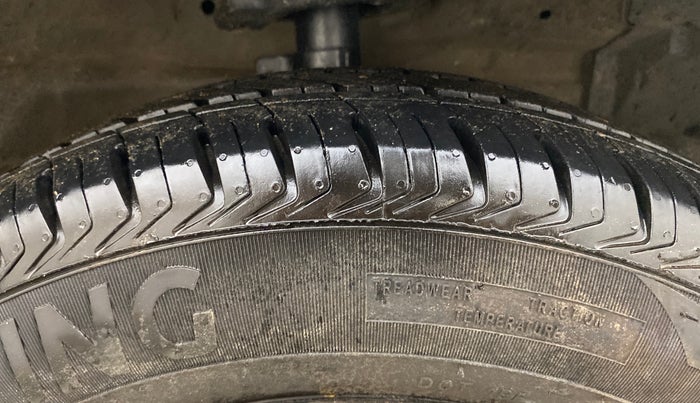 2013 Maruti Swift ZDI, Diesel, Manual, 1,02,438 km, Right Front Tyre Tread