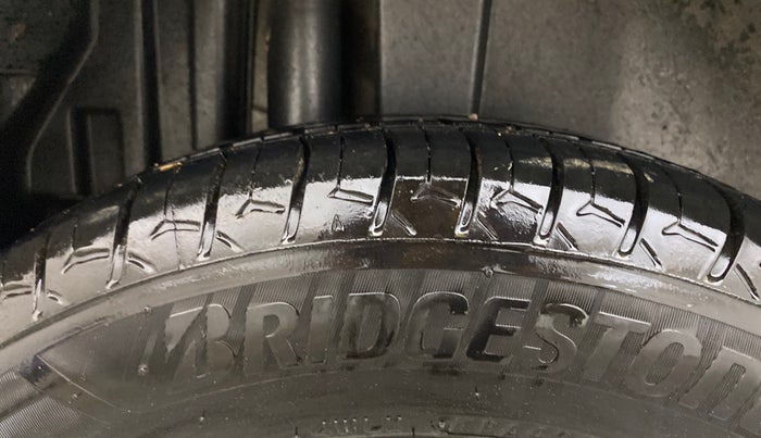 2013 Maruti Swift ZDI, Diesel, Manual, 1,02,438 km, Right Rear Tyre Tread