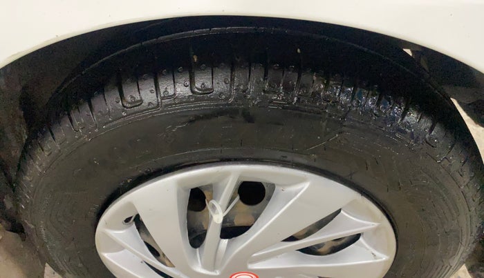 2013 Hyundai i10 MAGNA 1.2, Petrol, Manual, 53,209 km, Right Front Tyre Tread
