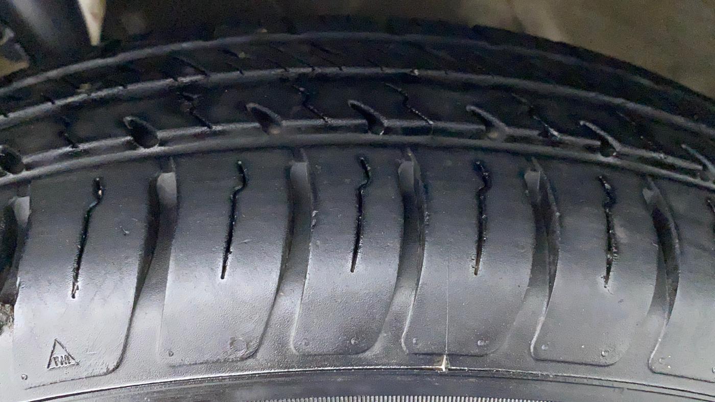 2020 Maruti Dzire VXI AMT, Petrol, Automatic, 17,157 km, Right Front Tyre Tread