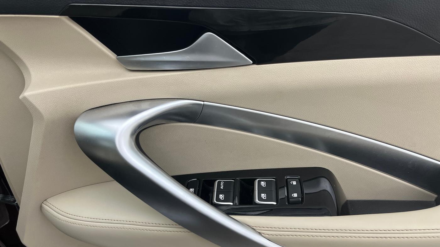 2022 MG HECTOR SHARP 1.5 PETROL CVT, Petrol, Automatic, 25,827 km, Driver Side Door Panels Control
