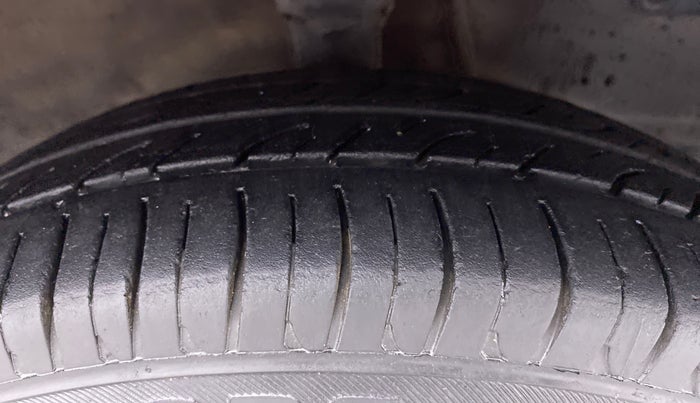 2014 Hyundai Eon ERA PLUS, Petrol, Manual, 69,228 km, Right Front Tyre Tread