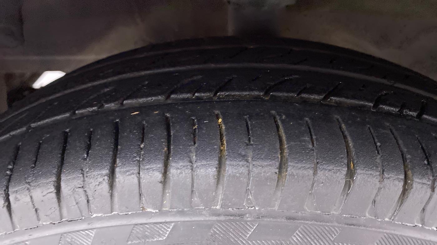 2014 Hyundai Eon ERA PLUS, Petrol, Manual, 69,228 km, Left Front Tyre Tread