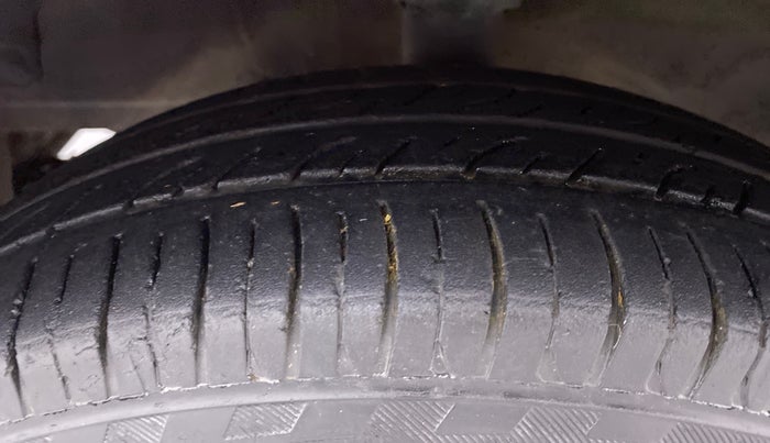2014 Hyundai Eon ERA PLUS, Petrol, Manual, 69,228 km, Left Front Tyre Tread