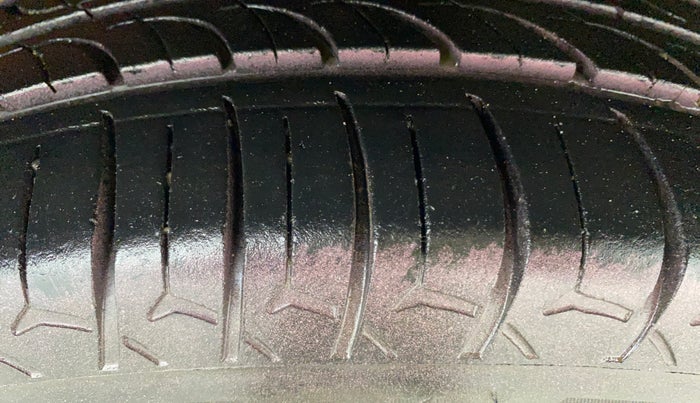 2018 Maruti Swift ZXI, Petrol, Manual, 1,34,900 km, Right Front Tyre Tread