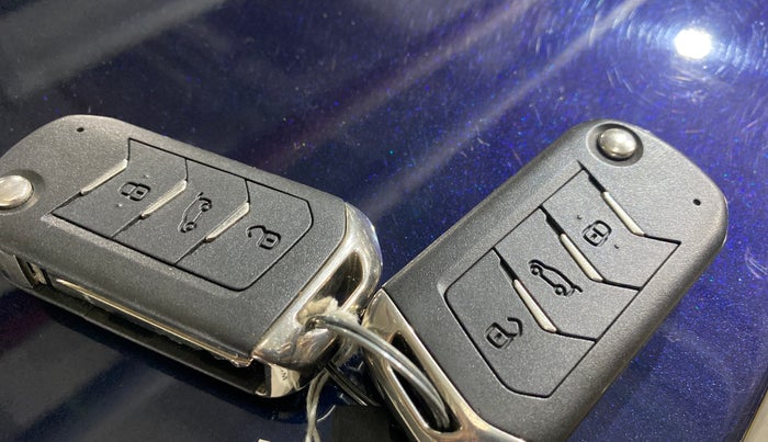 2021 Mahindra XUV700 AX 5 P MT 7 STR, Petrol, Manual, 11,809 km, Key Close Up