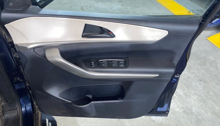 2021 Mahindra XUV700 AX 5 P MT 7 STR, Petrol, Manual, 11,809 km, Driver Side Door Panels Control