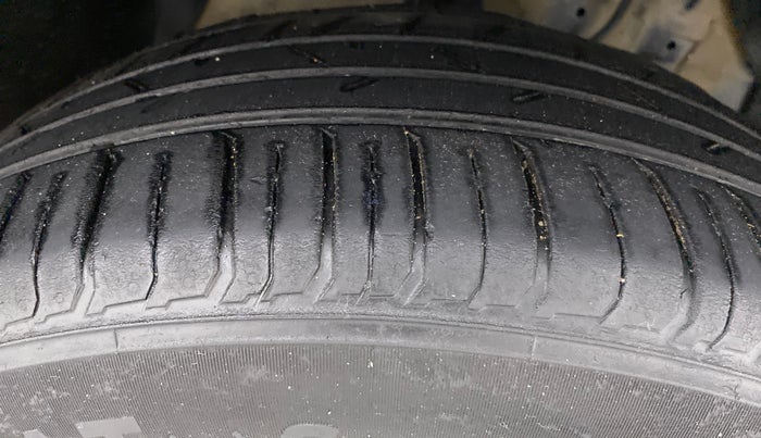 2017 Maruti Vitara Brezza VDI, Diesel, Manual, 65,080 km, Right Front Tyre Tread