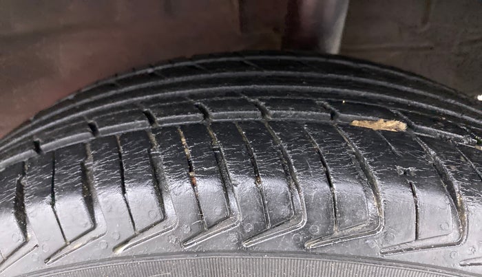 2015 Renault Kwid RXT, Petrol, Manual, 62,457 km, Left Rear Tyre Tread