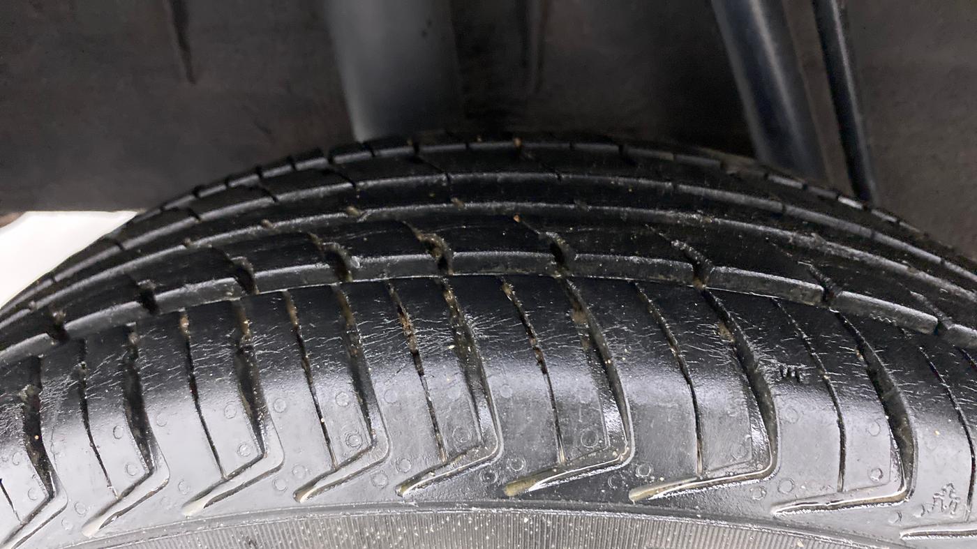 2015 Renault Kwid RXT, Petrol, Manual, 62,457 km, Right Rear Tyre Tread
