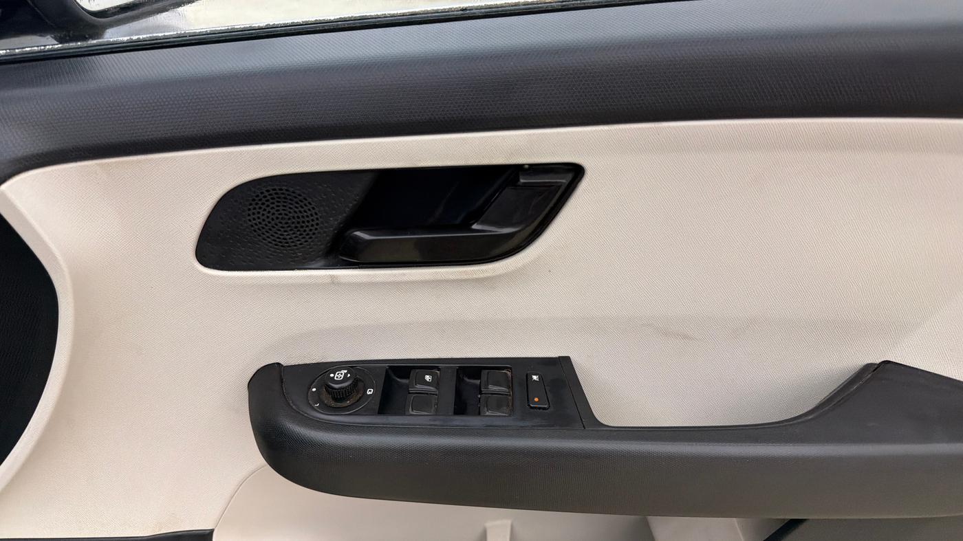 2023 Tata ALTROZ XM PLUS PETROL, Petrol, Manual, 35,022 km, Driver Side Door Panels Control