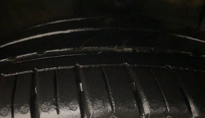 2014 Hyundai Xcent SX 1.2 (O), Petrol, Manual, 45,871 km, Right Front Tyre Tread