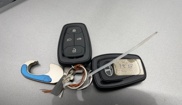 2022 Tata ALTROZ XTA DARK EDTION, Petrol, Automatic, 18,731 km, Key Close Up