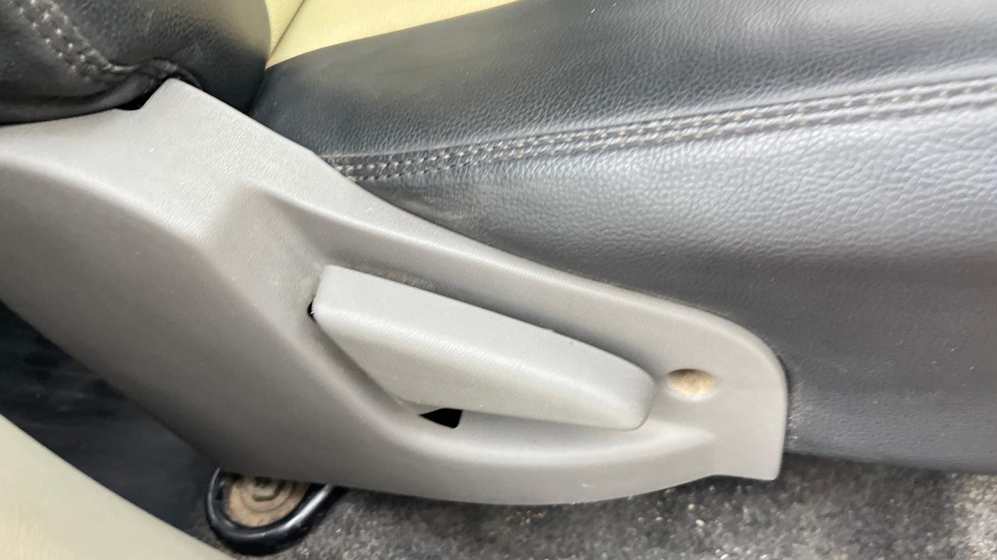 2014 Datsun Go T, Petrol, Manual, 73,041 km, Driver Side Adjustment Panel