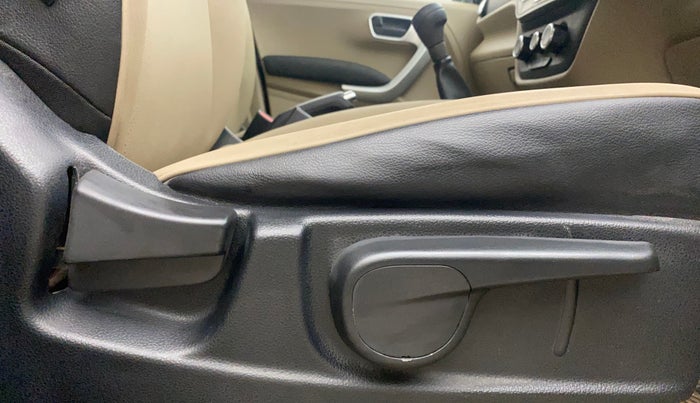 2018 Mahindra TUV300 T10, Diesel, Manual, 80,124 km, Driver Side Adjustment Panel