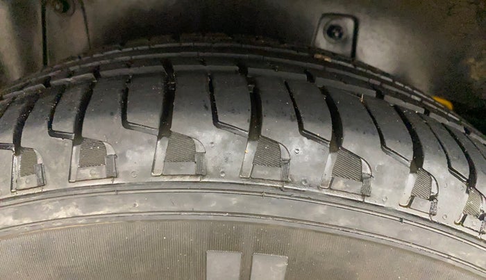 2018 Mahindra TUV300 T10, Diesel, Manual, 80,124 km, Right Rear Tyre Tread