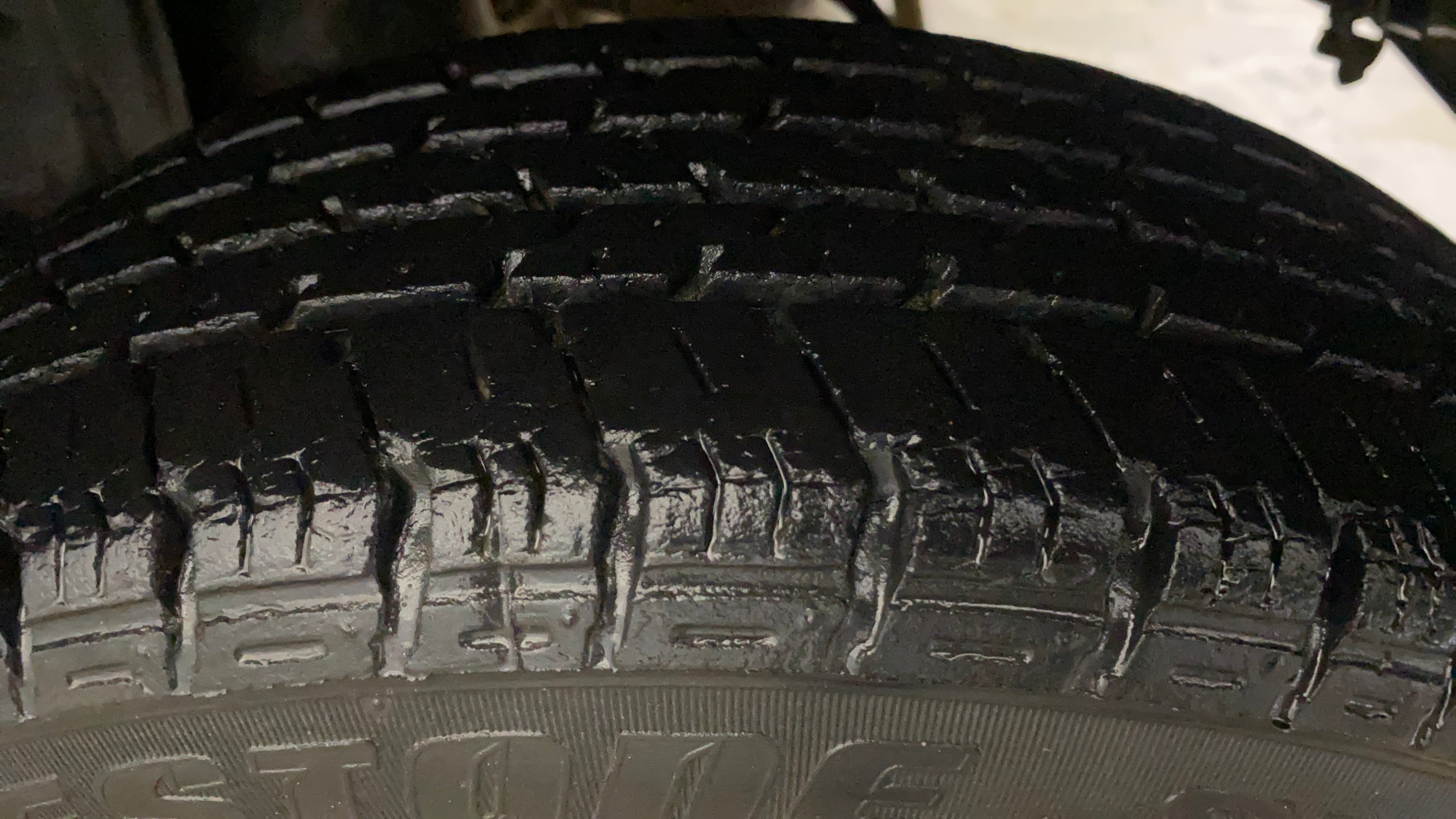 camera-Left-Rear-Tyre-Tread