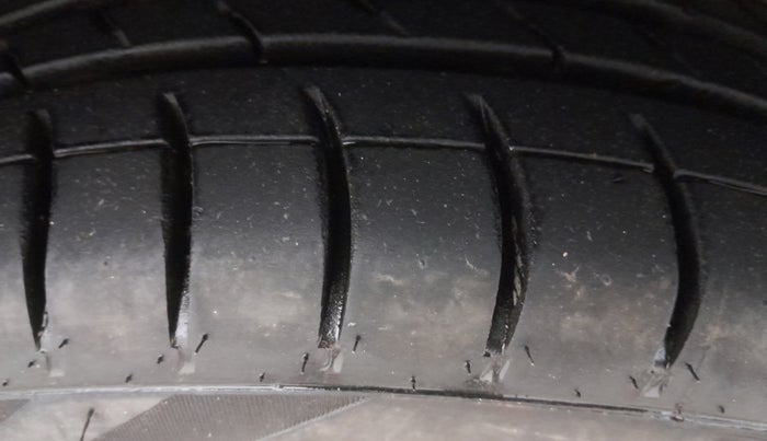2015 Ford Figo Aspire TITANIUM 1.2 PETROL, Petrol, Manual, 38,446 km, Right Front Tyre Tread
