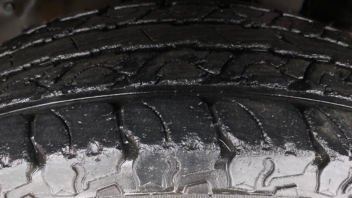 2016 Mahindra TUV300 T8, Diesel, Manual, 29,818 km, Right Front Tyre Tread