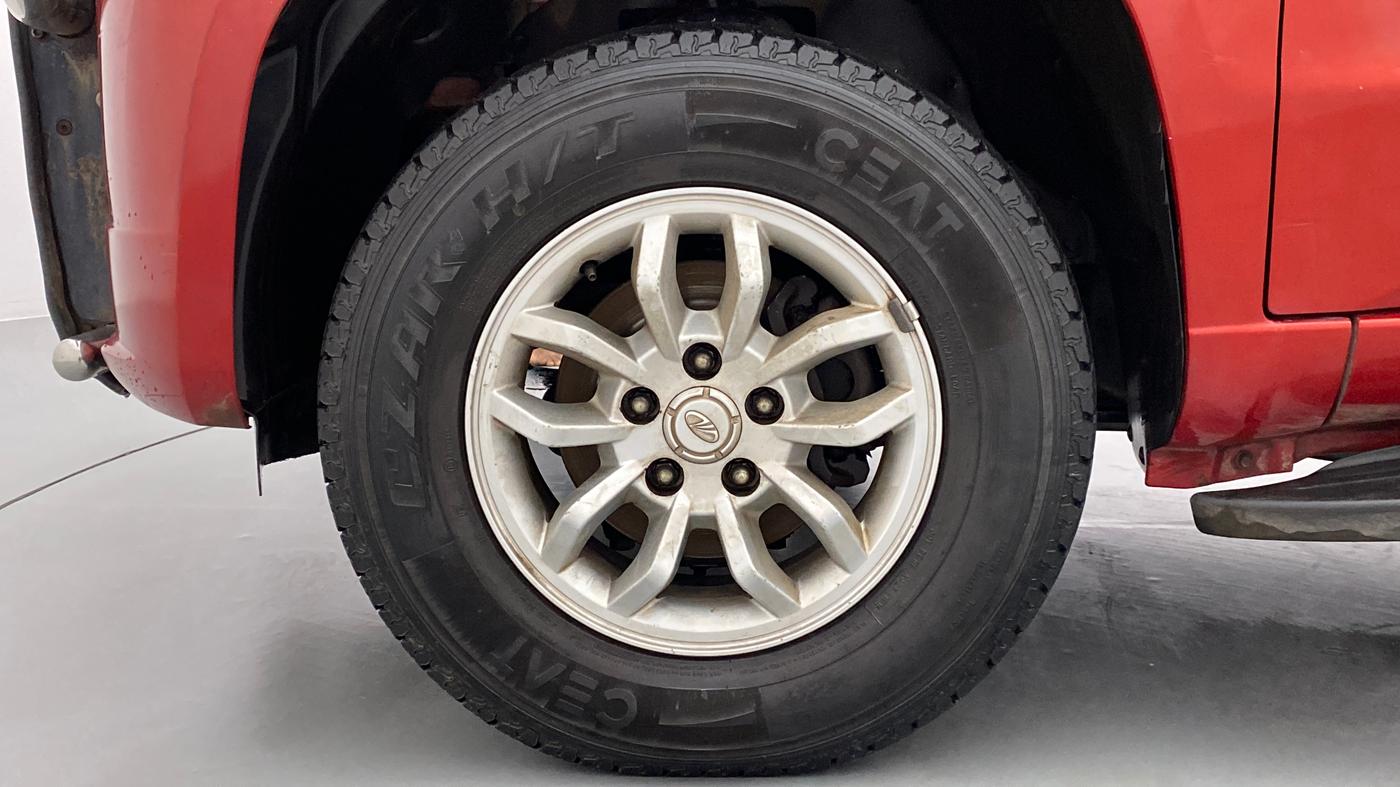 2016 Mahindra TUV300 T8, Diesel, Manual, 29,818 km, Left Front Wheel