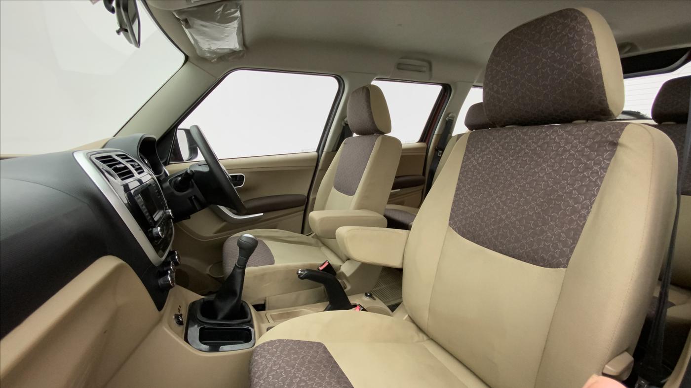 2016 Mahindra TUV300 T8, Diesel, Manual, 29,818 km, Right Side Front Door Cabin