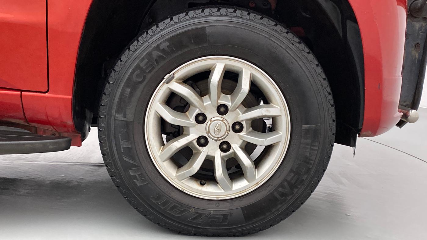 2016 Mahindra TUV300 T8, Diesel, Manual, 29,818 km, Right Front Wheel