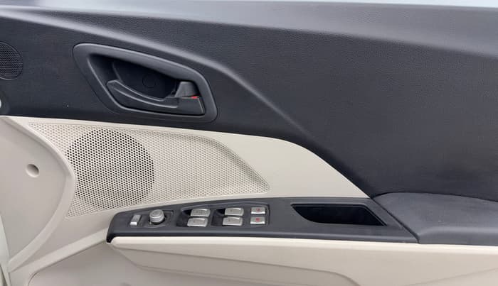 2023 Mahindra XUV300 W6 1.5 Diesel, Diesel, Manual, 44,358 km, Driver Side Door Panels Control