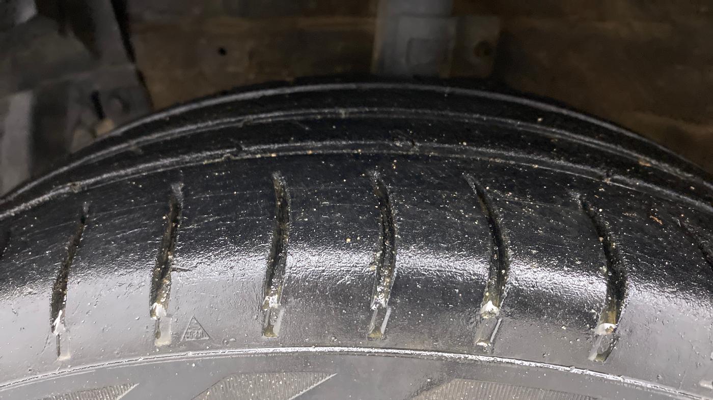 2012 Maruti Swift VXI, Petrol, Manual, 98,988 km, Left Front Tyre Tread