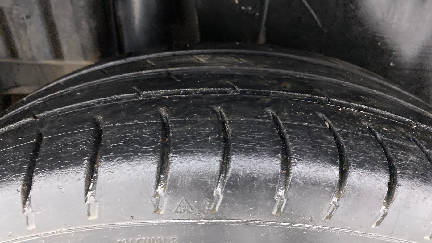 2012 Maruti Swift VXI, Petrol, Manual, 98,988 km, Right Rear Tyre Tread