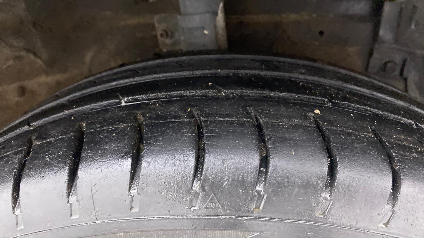 2012 Maruti Swift VXI, Petrol, Manual, 98,988 km, Right Front Tyre Tread