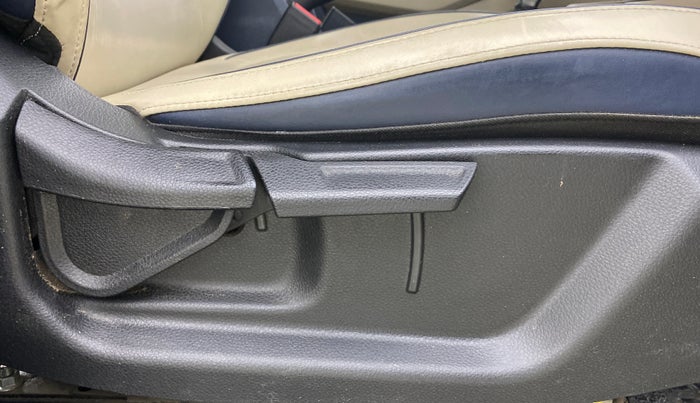 2023 KIA CARENS LUXURY PLUS 1.5 DIESEL AT 7 STR, Diesel, Automatic, 1,27,119 km, Driver Side Adjustment Panel