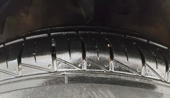 2014 Hyundai Eon ERA +, Petrol, Manual, 81,047 km, Left Front Tyre Tread