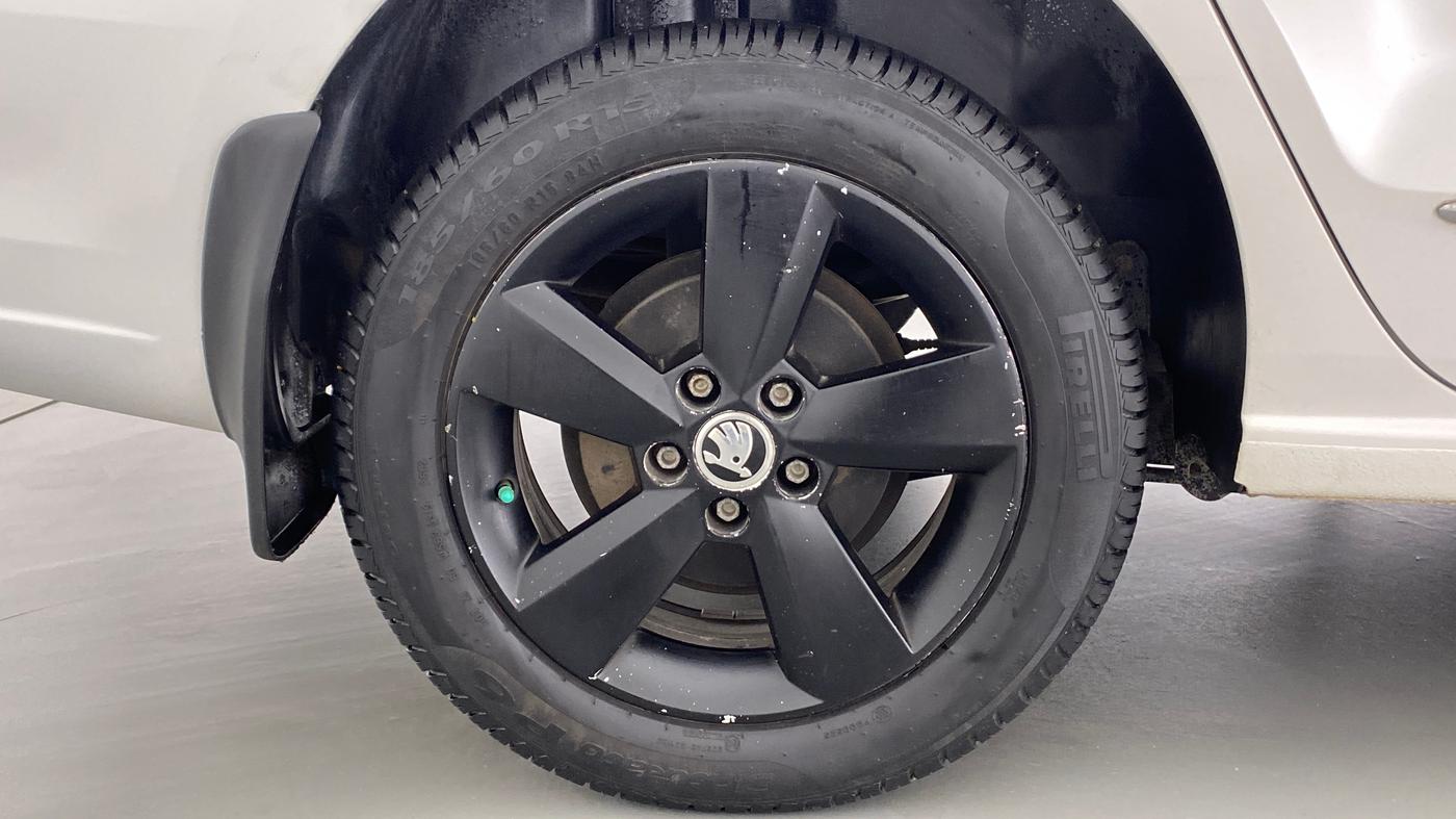 2016 Skoda Rapid 1.6 MPI MT STYLE PLUS, Petrol, Manual, 51,311 km, Right Rear Wheel
