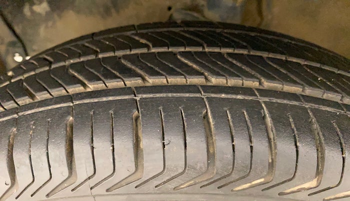 2010 Maruti Ritz LXI, Petrol, Manual, 53,142 km, Left Front Tyre Tread