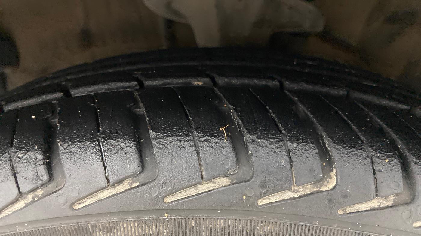 2010 Hyundai i10 SPORTZ 1.2, Petrol, Manual, 1,23,517 km, Left Front Tyre Tread