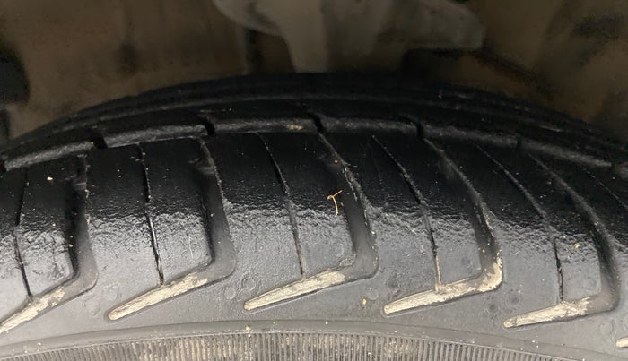 2010 Hyundai i10 SPORTZ 1.2, Petrol, Manual, 1,23,517 km, Left Front Tyre Tread