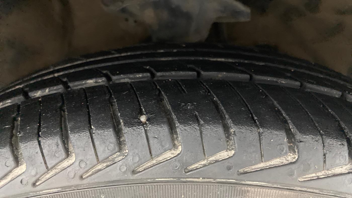 2010 Hyundai i10 SPORTZ 1.2, Petrol, Manual, 1,23,517 km, Right Front Tyre Tread