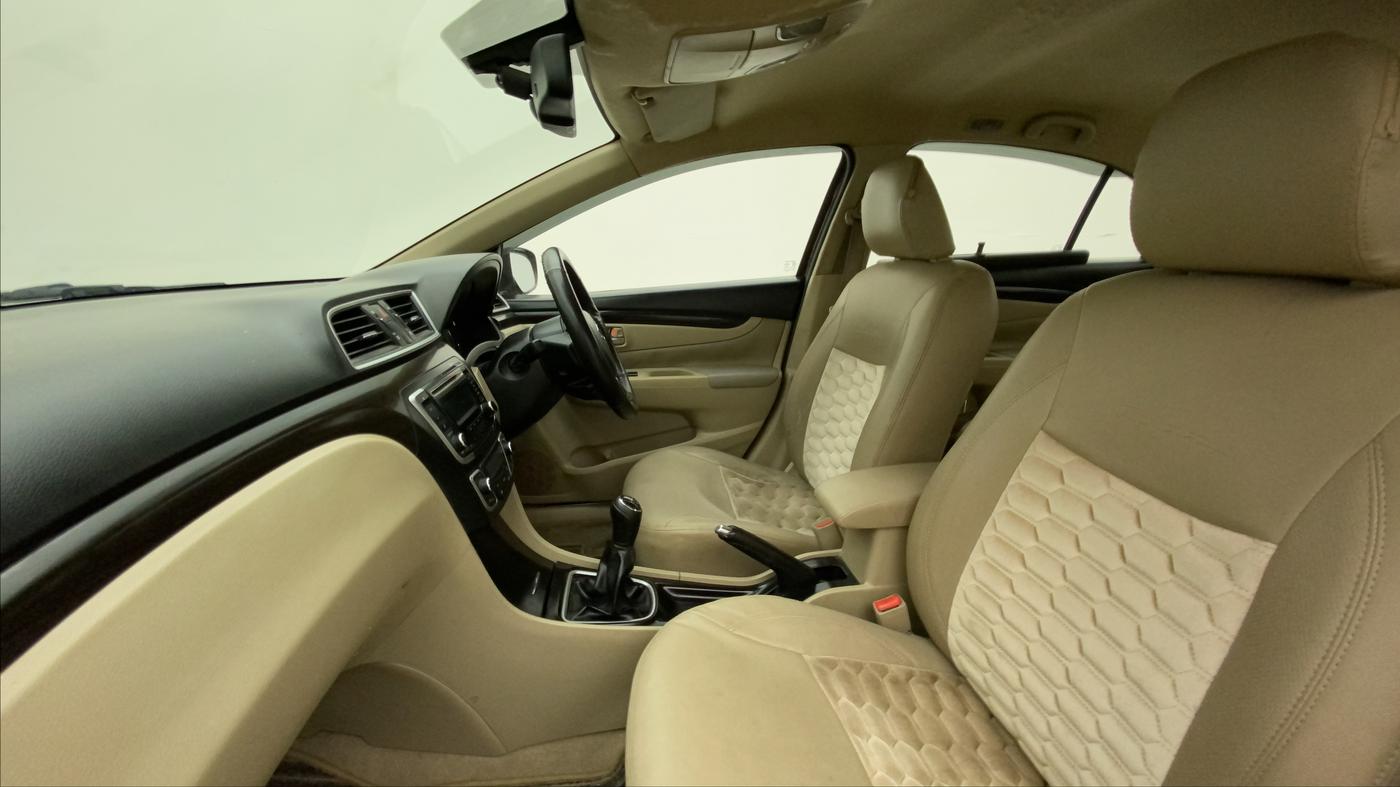 2015 Maruti Ciaz ZXI, Petrol, Manual, 86,689 km, Right Side Front Door Cabin