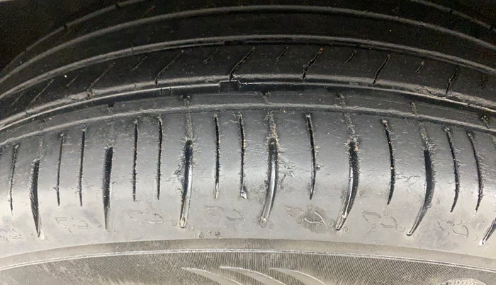 2022 Mahindra XUV700 MX P MT 5 STR, Petrol, Manual, 29,161 km, Left Front Tyre Tread