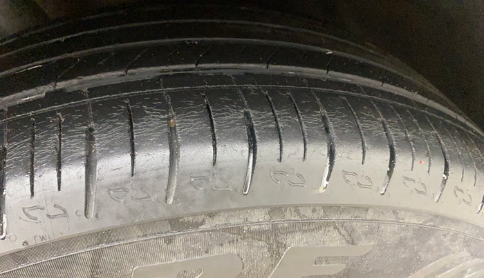 2022 Mahindra XUV700 MX P MT 5 STR, Petrol, Manual, 29,161 km, Right Front Tyre Tread