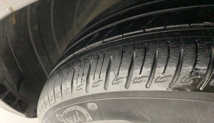 2019 Hyundai VENUE SX PLUS 1.0 TURBO DCT, Petrol, Automatic, 30,930 km, Left front tyre - Minor crack