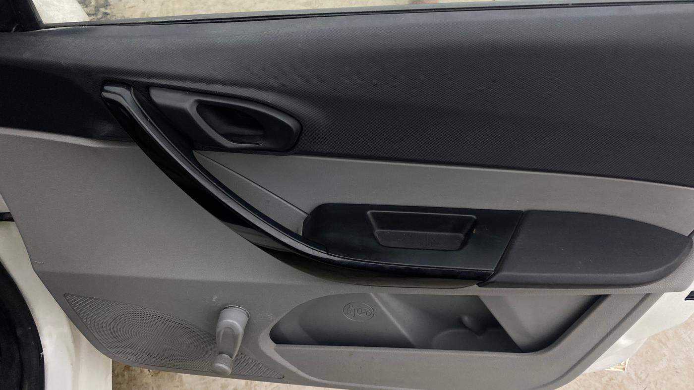 2020 Tata Tiago XE PETROL, Petrol, Manual, 1,18,233 km, Driver Side Door Panels Control