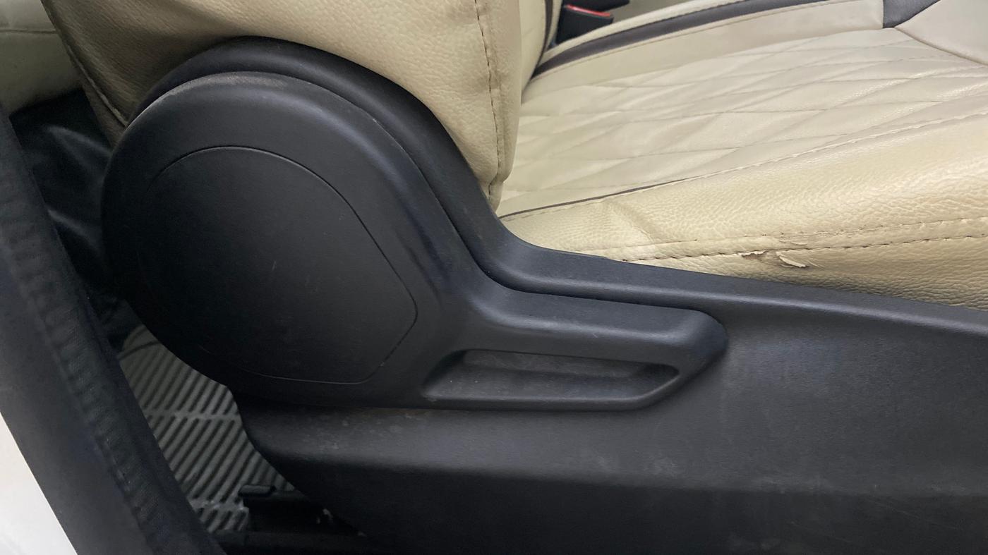 2020 Tata Tiago XE PETROL, Petrol, Manual, 1,18,233 km, Driver Side Adjustment Panel