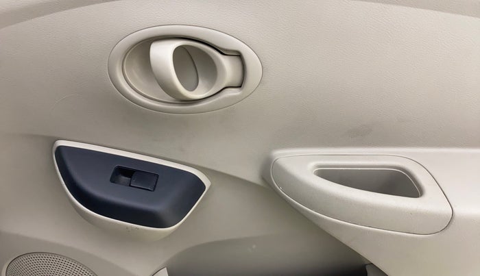 2016 Datsun Go T, Petrol, Manual, 47,317 km, Driver Side Door Panels Control