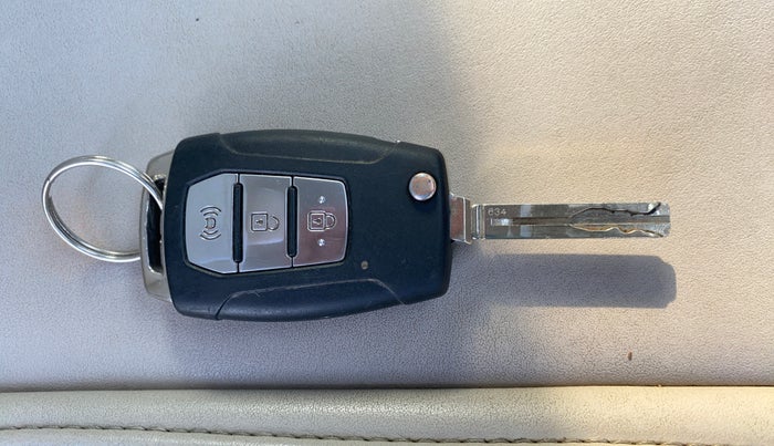 2019 Mahindra XUV300 W6 1.2 PETROL, Petrol, Manual, 22,251 km, Key Close Up