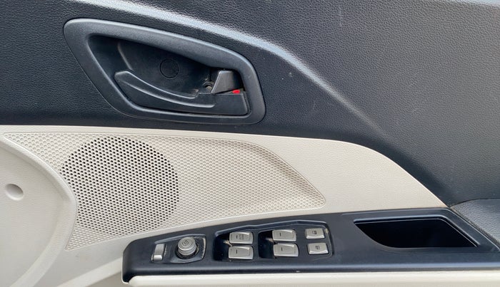 2019 Mahindra XUV300 W6 1.2 PETROL, Petrol, Manual, 22,251 km, Driver Side Door Panels Control