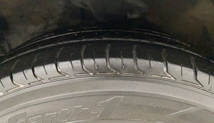 2013 Hyundai i10 SPORTZ 1.2, CNG, Manual, 96,631 km, Left Front Tyre Tread